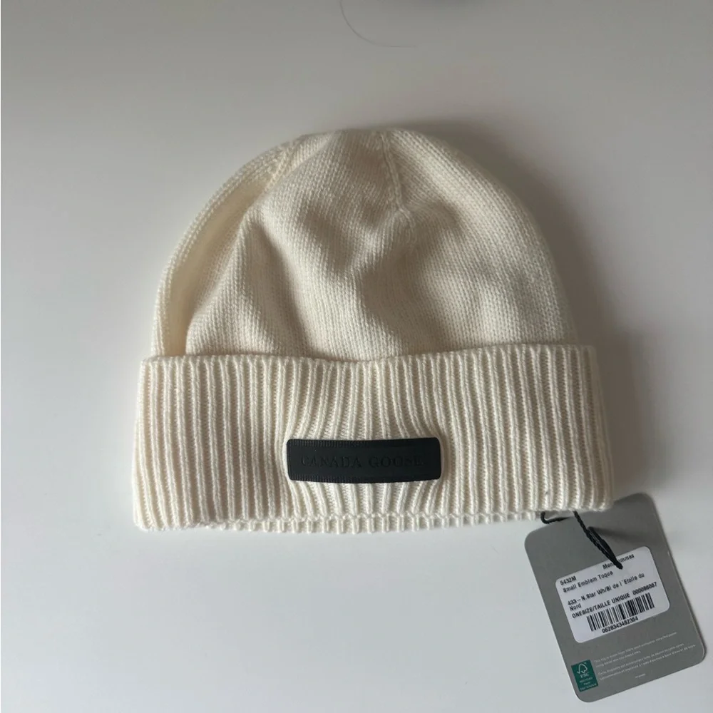 NWT Canada Goose Small Emblem Toque - Picture 2 of 6